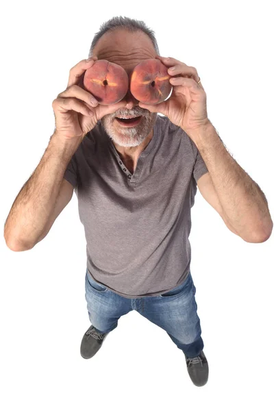 Man med persika på vit bakgrund — Stockfoto