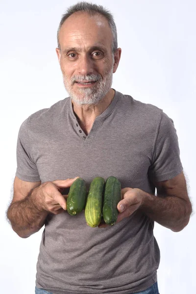 Retrato de un hombre con pepino sobre fondo blanco — Foto de Stock