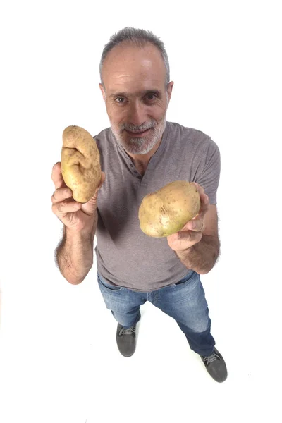 Retrato de um homem com pototoes no fundo branco — Fotografia de Stock