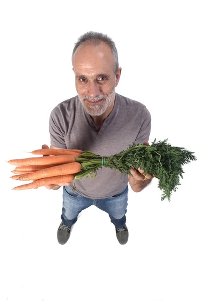 Retrato de um homem com cenoura sobre fundo branco — Fotografia de Stock