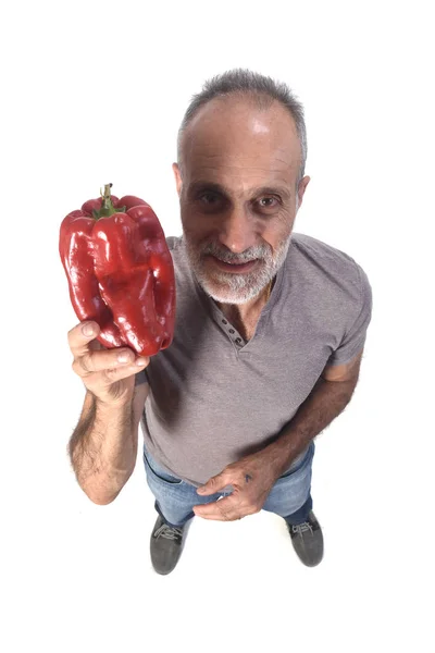 Retrato de um homem com pimenta vermelha sobre fundo branco — Fotografia de Stock