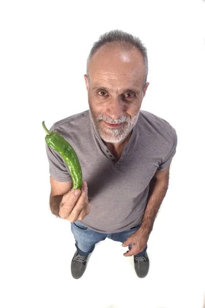 Retrato de um homem com pimenta no fundo branco — Fotografia de Stock