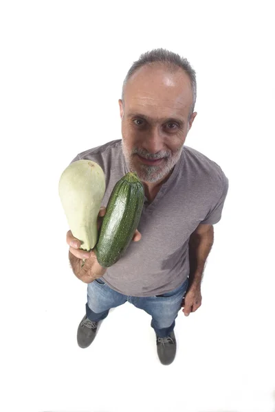 Retrato de um homem com abobrinha sobre fundo branco — Fotografia de Stock