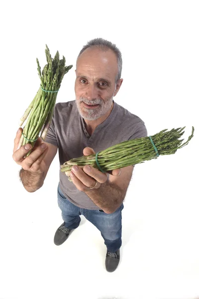 Ritratto di un uomo con asparagi su sfondo bianco — Foto Stock