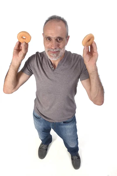 有白色背景的甜甜圈的男人 — 图库照片