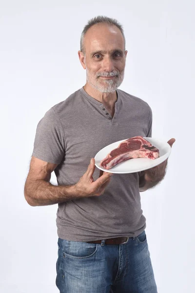 Homem com entrecote no fundo branco — Fotografia de Stock