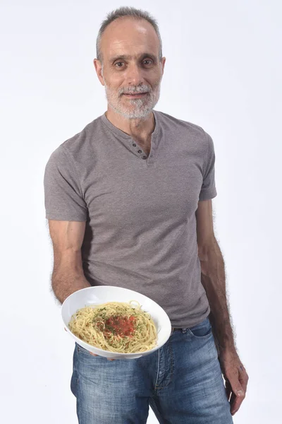 Hombre con espaguetis sobre fondo blanco — Foto de Stock