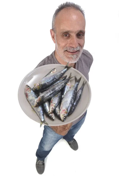 Homem com sardinha no fundo branco — Fotografia de Stock