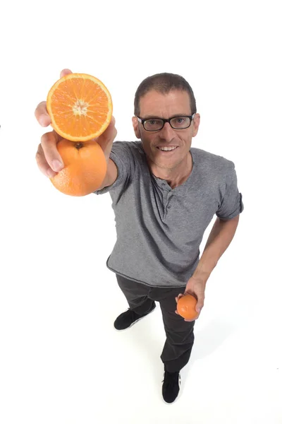 Homem com fruta laranja no fundo branco — Fotografia de Stock
