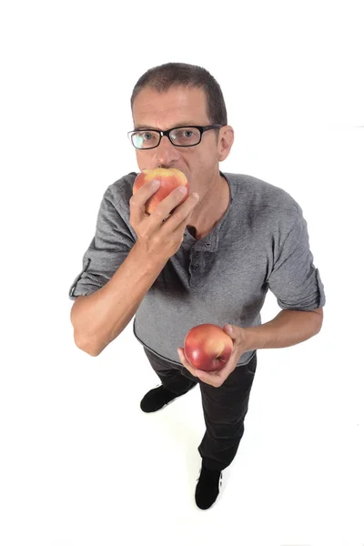 Людина з яблуком на білому тлі — стокове фото