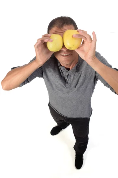 Людина з яблуком на білому тлі — стокове фото
