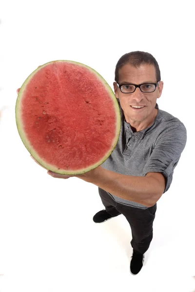 Homem com melancia no fundo branco — Fotografia de Stock