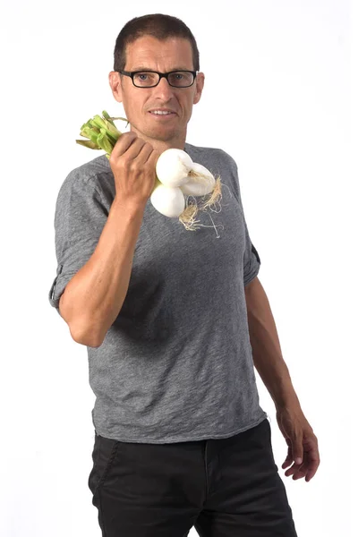 Retrato de um homem com cebolas no fundo branco — Fotografia de Stock