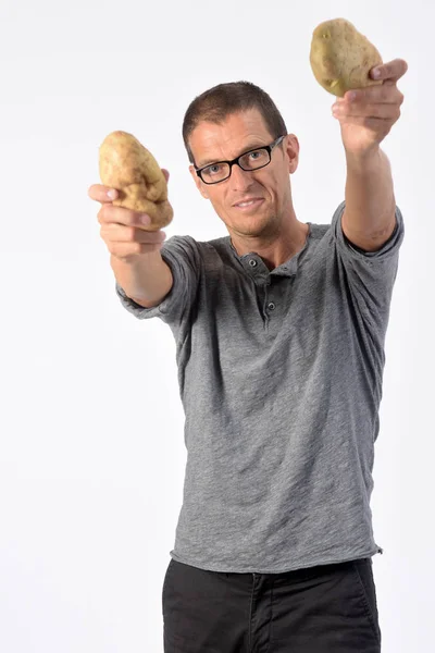 Portrét muže s bramborem na bílém pozadí — Stock fotografie