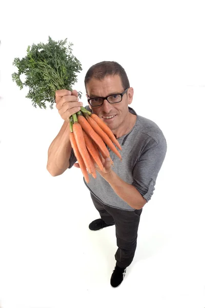 Портрет чоловіка з морквою на білому тлі — стокове фото