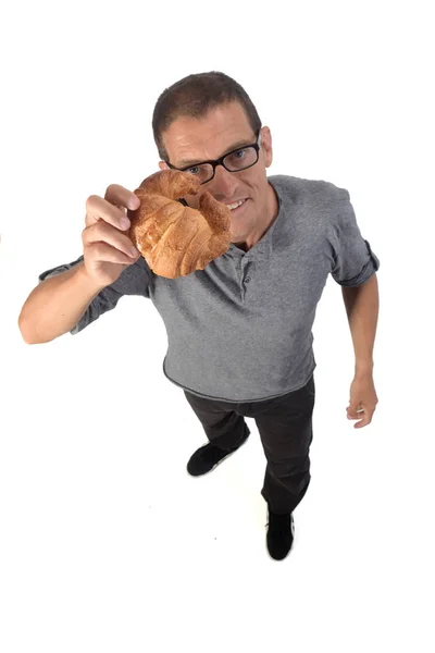 Homem com croissant no fundo branco — Fotografia de Stock