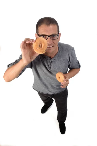 하얀 배경에 도넛을 한 남자 — 스톡 사진