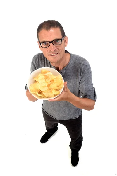 Homem com chips no fundo branco — Fotografia de Stock