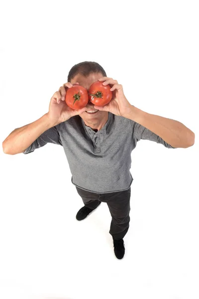 Homem com tomates no fundo branco — Fotografia de Stock