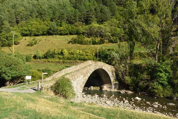 Puente Medieval, Canfranc, provincia de Huesca, Aragón, España — Foto de Stock