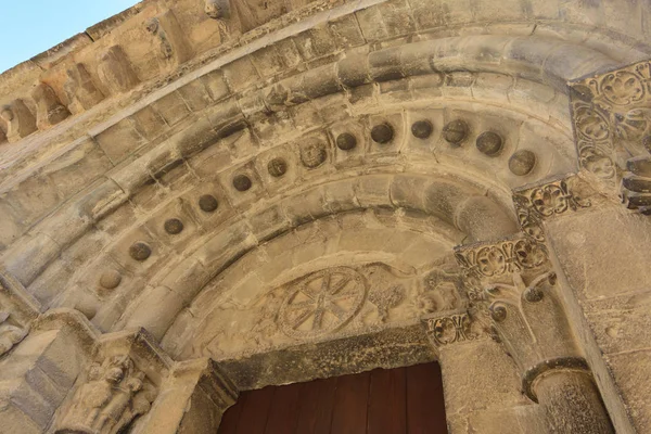 Entrada de la Iglesia de Santa María, Santa Cruz de la Seros. H — Foto de Stock