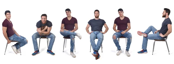 Hommes assis de diverses façons dans une chaise — Photo