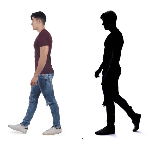 Uomo che cammina su sfondo bianco — Foto Stock