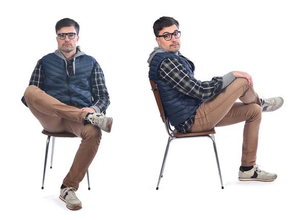 Uomo seduto su una sedia su sfondo bianco — Foto Stock