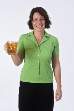 Beyaz arka planda bira içen kadın.