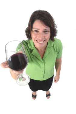 Beyaz arka planda kırmızı şarap içen kadın.