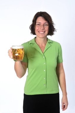 Beyaz arka planda bira kavanozu olan bir kadın.