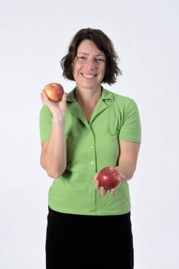 Beyaz arka planda elmalı kadın