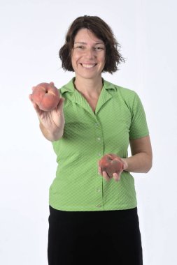 Beyaz arka planda şeftalili kadın