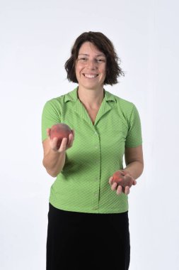 Beyaz arka planda şeftalili kadın