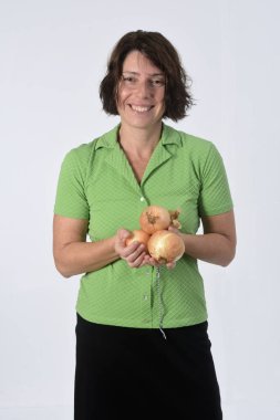 Beyaz arka planda soğanlı bir kadın.