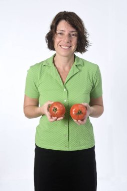 Beyaz arka planda domatesli kadın