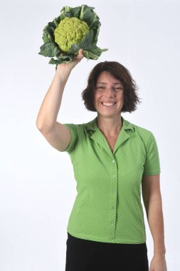 Beyaz arka planda brokoli olan bir kadının portresi.