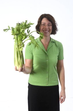 Beyaz arka planda kereviz olan bir kadının portresi