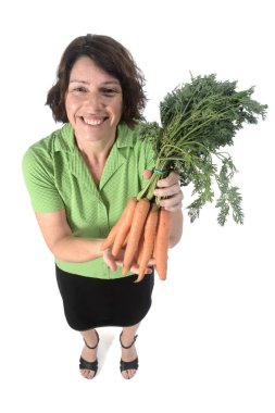 Beyaz arka planda havuç olan bir kadının portresi.