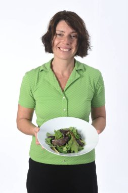 kadın beyaz zemin üzerine salata ile