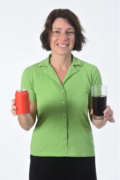 Femme avec un verre de soda à la coke sur fond blanc — Photo