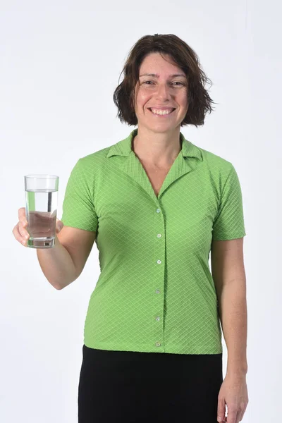 Donna Con Bicchiere Acqua Sfondo Bianco — Foto Stock