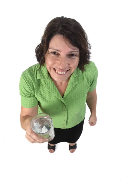 Mulher com um copo de água no fundo branco — Fotografia de Stock