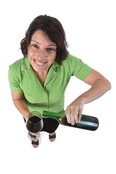 Femme avec un coup de vin rouge sur fond blanc — Photo