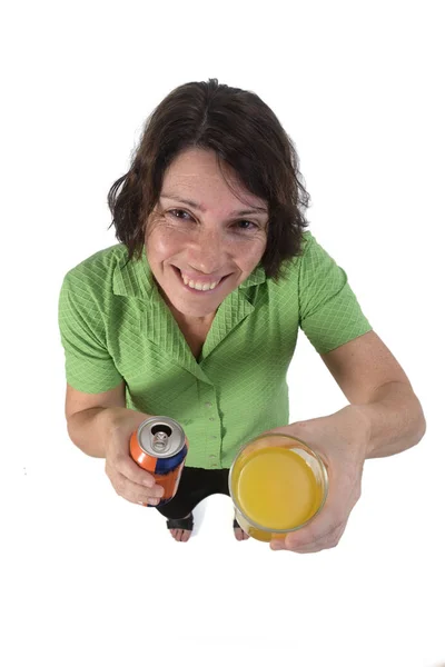 Mujer con un vaso de refresco de naranja sobre fondo blanco — Foto de Stock