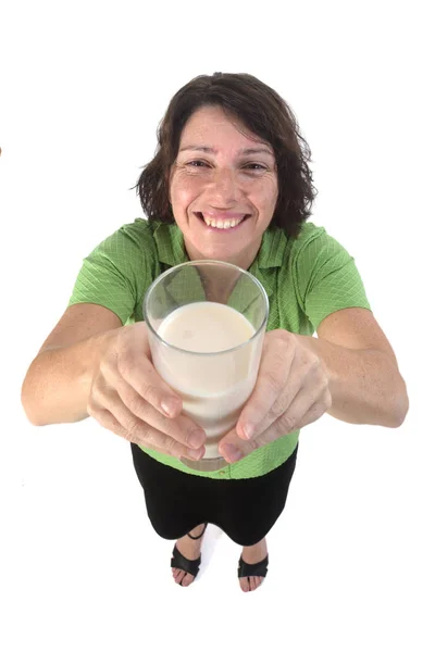 Mulher com um copo de leite no fundo branco — Fotografia de Stock