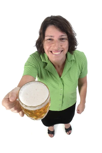 Mujer con un frasco de cerveza sobre fondo blanco — Foto de Stock