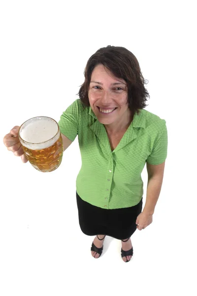 Kvinna med en burk öl på vit bakgrund — Stockfoto