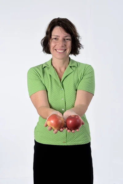 Femme avec pomme en fond blanc — Photo