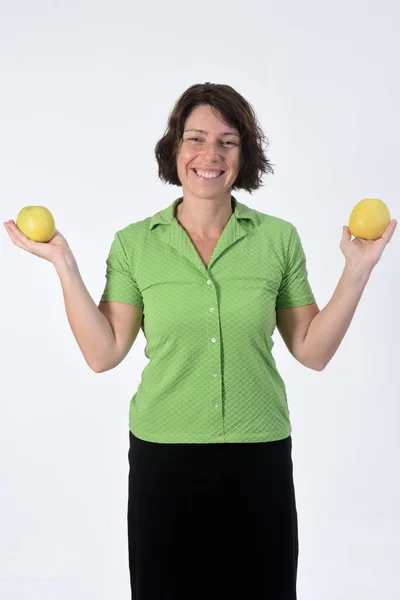 Femme avec pomme en fond blanc — Photo